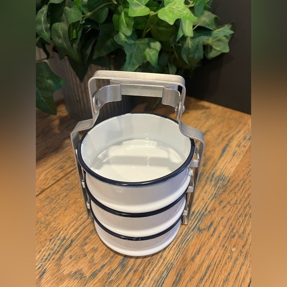 BENTO BOX, 5-piece set in white and navy enamel with stand and lid. - Picture 7 of 9